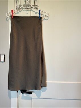 Minimalist Midi Skirt in Olive Grey B20